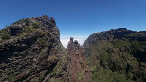 Impresionantes-Picos-De-Montaña-Y-Paisajes-Sobre-Las-Nubes-En-La-Isla-De-Madeira