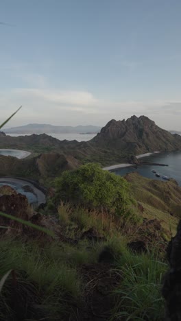 Genießen-Sie-Einen-Atemberaubenden-Blick-über-Die-Insel-Padar-In-Indonesien-Und-Genießen-Sie-Die-Dramatischen-Landschaften-Und-Unberührten-Strände-Von-Oben