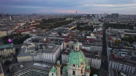 Vista-Aérea-De-La-Karlskirche-Desde-Un-Dron,-Vista-Del-Museo-De-Viena-En-Viena,-Austria