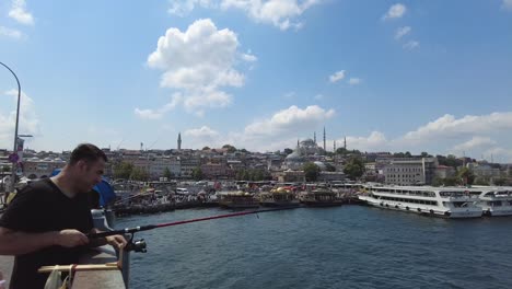 Pescador-Usando-Una-Caña-En-El-Puente-De-Gálata-En-Estambul,-Turquía