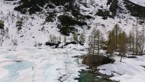 Scenic-winter-view-of-the-snow-covered-Valmalenco-Alps-in-Lombardy,-Italy,-showcasing-frozen-lakes-and-pristine-wilderness