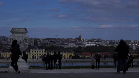 Gente-Socializando-En-Los-Jardines-Alrededor-Del-Palacio-De-Schönbrunn,-Viena