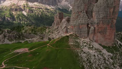 Vuela-Sobre-Cinque-Torri:-Impresionantes-Cumbres-En-Las-Dolomitas