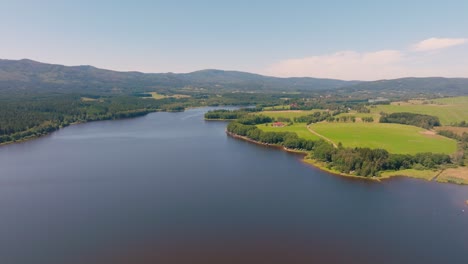 Imágenes-Aéreas-En-4K-Del-Lago-Lipno-En-Chequia,-Día-Despejado,-Europa