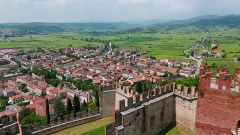 Vista-Aérea-Del-Castillo-De-Soave,-Que-Muestra-La-Arquitectura-Histórica-Y-Los-Hermosos-Paisajes-Circundantes-En-Italia.