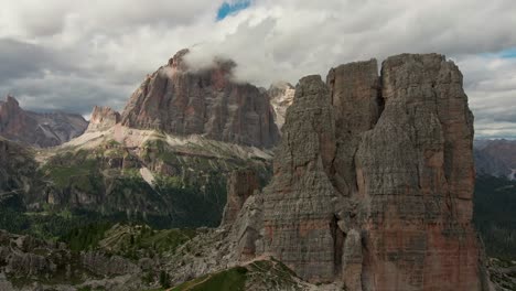 Las-Majestuosas-Cinque-Torri:-Vistas-Aéreas-De-Las-Dolomitas