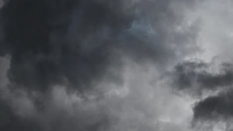 Nubes-Y-Truenos,-Relámpagos-Y-Tormenta-En-El-Cielo-Oscuro-4k