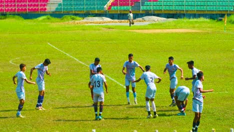 Jugadores-Del-Equipo-De-Fútbol-Juvenil-Calentando-Antes-De-Un-Partido-En-Un-Día-Soleado-En-Bangladesh