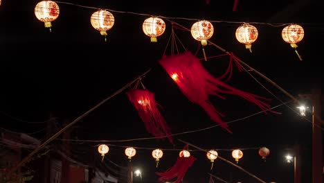 Lámpara-China-En-El-Viento-Por-La-Noche,-Linterna,-Tradicional,-Koh-Lanta,-Tailandia,-Asia