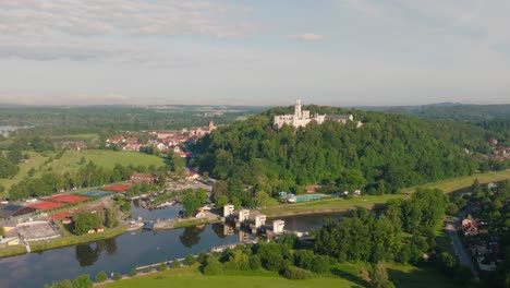 4K-Drohnenaufnahmen-Von-Der-Burg-Hluboka-Nad-Vltavou,-Der-Stadt-Und-Dem-Fluss-Moldau-In-Tschechien,-Europa