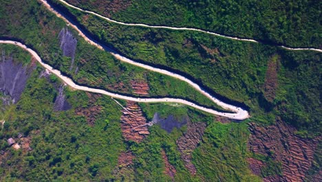 Este-Video-Captura-Una-Sinuosa-Carretera-De-Montaña-En-Ha-Giang,-Vietnam-Del-Norte,-Vista-Desde-La-Perspectiva-De-Un-Dron.