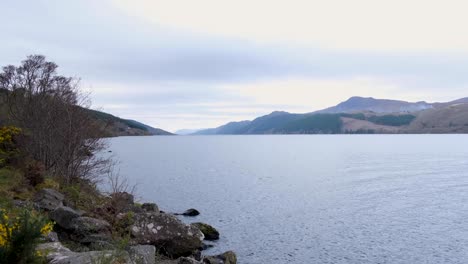 Malerische-Aussicht-Auf-Loch-Ness,-Beliebte-Touristenattraktion-In-Der-Wildnis-Im-Hochland-Von-Schottland,-Großbritannien