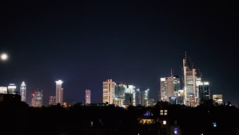 Zeitraffer-Der-Frankfurter-Skyline-Bei-Nacht-Mit-Beleuchteten-Wolkenkratzern-Und-Dunklem-Himmel