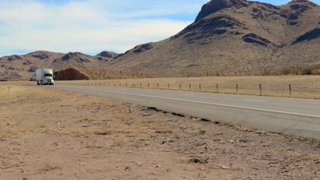 Camión-Con-Remolque-De-Munoz-Para-Transportar-Productos-A-Través-De-Los-EE.-UU.-Por-La-Carretera-Interestatal-En-El-Oeste-De-Texas