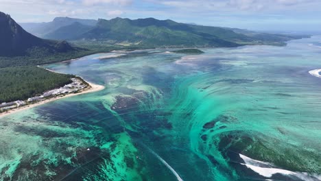 Unterwasser-Wasserfall-Bei-Le-Morne-Auf-Der-Insel-Mauritius