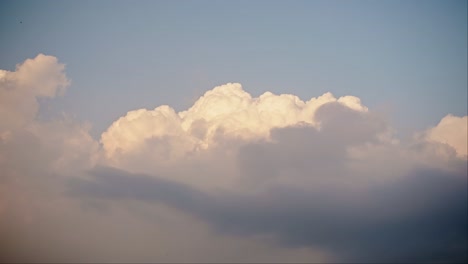 Dramatischer-Sonnenuntergang,-Wolkenhintergrund,-Farbenfrohe-Große,-Stürmische,-Schöne-Gewitterwolken-Am-Himmel-Mit-Platz-Für-Text