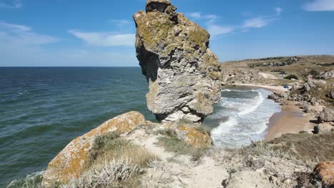 Impresionantes-Vistas-De-La-Costa-De-Crimea-A-Lo-Largo-Del-Mar-De-Azov,-Con-Acantilados-Rocosos-Y-Suaves-Olas-Bajo-Un-Cielo-Azul-Claro