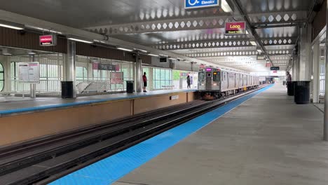 Chicago-CTA-Zug-Kommt-Am-Bahnhof-An