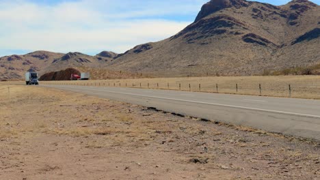 Varios-Tractores-Arrastran-Remolques-Para-Transportar-Productos-A-Través-De-Los-EE.-UU.-Por-La-Carretera-Interestatal-En-El-Oeste-De-Texas.