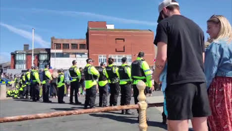 Manifestantes-De-Blackpool-Iniciando-Disturbios,-Manifestantes-Con-Violencia-Extrema