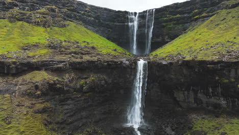 Entdecken-Sie-Den-Frühling-Auf-Dänemarks-Färöer-Inseln:-Luftaufnahme-Des-Fossa-Wasserfalls