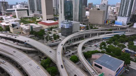 Vista-Aérea-De-Arriba-Hacia-Abajo-De-Las-Autopistas-Elevadas-Del-Centro-De-Miami