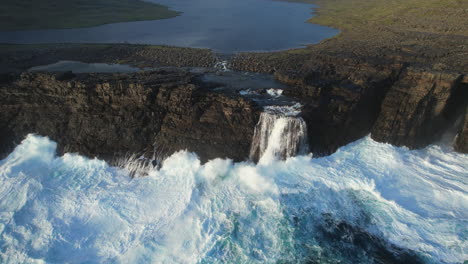 Majestätischer-Sonnenuntergang-Am-See-Leitisvatn,-Färöer-Inseln:-Wo-See-Auf-Meer-Trifft