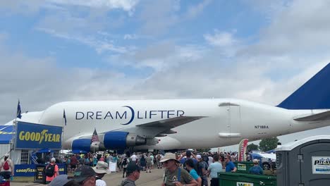 Boeing-Dreamlifter-Düsenflugzeug-Am-Flughafen