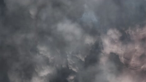 Tormenta-Eléctrica-Nocturna-De-Verano-Con-Potentes-Rayos