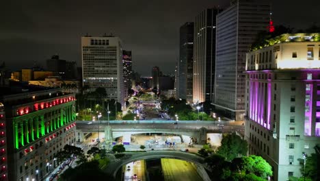 Luftzoom-In-Der-Drohnenansicht-Der-Avenue-23-De-Mayo,-Des-Einkaufszentrums-Shopping-Light-Und-Der-Stadtpräfektur-In-Sao-Paulo,-Brasilien