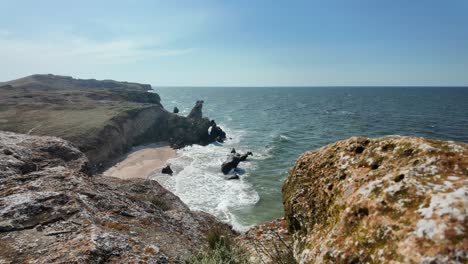 Las-Espectaculares-Vistas-De-La-Costa-Revelan-Afloramientos-Rocosos-Y-Las-Serenas-Aguas-Del-Mar-De-Azov,-Mostrando-La-Belleza-Natural-Y-El-Paisaje-Sereno-De-Crimea.