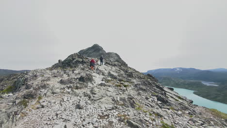 People-walking-on-the-ridge-of-Besseggen-mountain-in-Norway