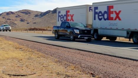 Weißer-Fed-Ex-Traktor-Und-Doppelanhänger-Transportieren-Pakete-Quer-Durch-Die-USA-Auf-Der-Autobahn-Im-Westen-Von-Texas