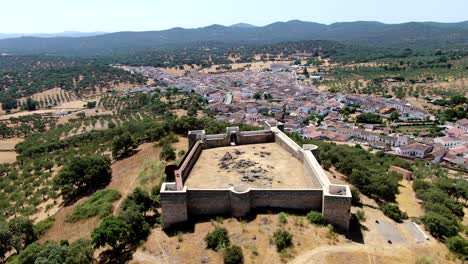 Drohnenvideo-Mit-Einer-Linearen-Tour-über-Die-Burg-Von-Cala,-Ein-Restauriertes-Gebäude-Auf-Einem-Hügel,-Von-Dem-Aus-Man-Das-Dorf-Cala-Sehen-Kann