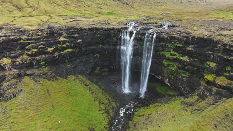 Frühling-Auf-Den-Färöer-Inseln,-Dänemark:-Fossa-Wasserfall-Aus-Der-Luft