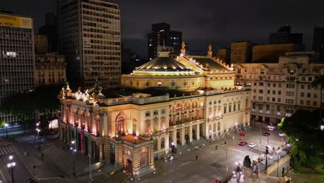 Vista-Aérea-Con-Dron-Semiorbital-Del-Teatro-Municipal-De-Sao-Paulo,-Brasil,-Por-La-Noche