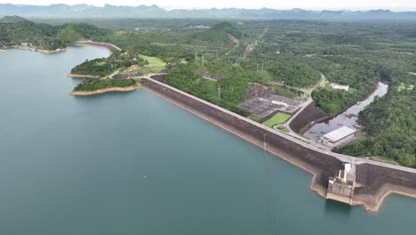 Top-down-aerial-view-on-the-Rajjaprabha-Dam-Its-purpose-is-electricity-generation,-irrigation,-flood-control,-and-fishing