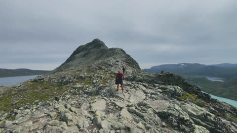 Gente-Caminando-Por-Las-Montañas-Noruegas-Con-Un-Paisaje-Maravilloso-A-Su-Alrededor.