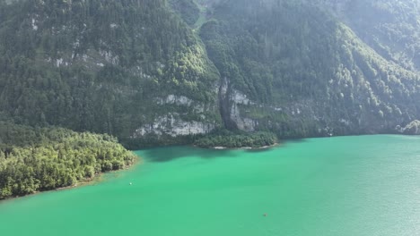 Vista-Aérea-Del-Colorido-Lago-Klöntalersee-En-Glarus-Süd,-Suiza,-Que-Muestra-El-Concepto-De-Belleza-Natural-Vibrante-Y-Colores-Impresionantes.