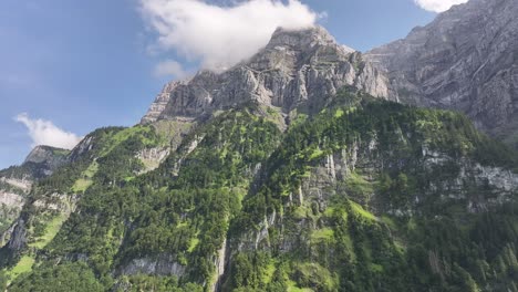 Vista-Aérea-De-Un-Majestuoso-Paisaje-Montañoso-En-Los-Alpes-Suizos,-Con-Un-Lago-Sereno-En-El-Valle,-Que-Incluye-Klöntal,-Vorderglärnisch-Y-Glarus-Süd,-Suiza,-Que-Resalta-La-Grandeza-Natural