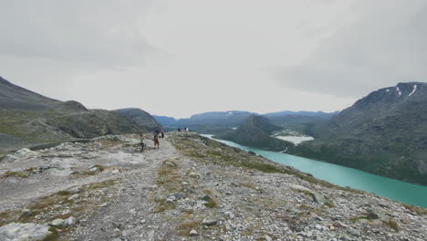 Gente-Caminando-Por-Las-Montañas-Noruegas-En-Una-Excursión-De-Senderismo-En-Jotunheimen