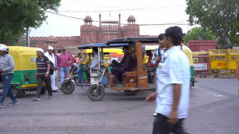 Busy-streets-of-famous-tourist-destination-Red-Fort-in-Chandni-Chowk,-North-Delhi-Police-barricades