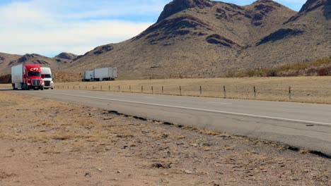 Tractor-Y-Remolque-CFI-Rojo-Que-Transporta-Productos-A-Través-De-Los-EE.-UU.-Por-La-Carretera-Interestatal-En-El-Oeste-De-Texas