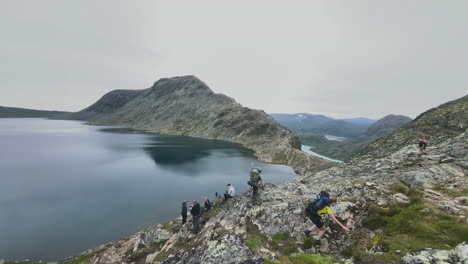 Wunderschöne-Landschaft-In-Den-Norwegischen-Bergen,-Aufgenommen-Von-Menschen-Auf-Einer-Wanderung-Am-Besseggen-In-Jotunheimen