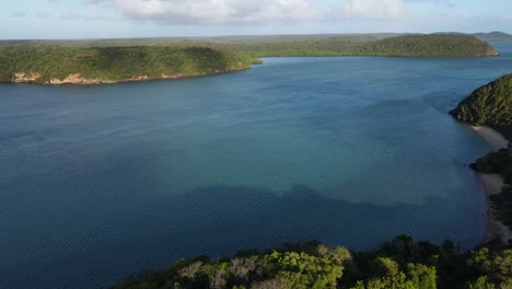 Vista-Aérea-Por-La-Mañana-Sobre-Una-Isla-Remota-En-La-Zona-Tropical-De-Australia