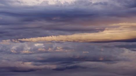 Time-lapse-De-Las-Nubes-De-Lluvia-Ligera-En-La-Brillante-Noche-De-Verano-Que-Reflejan-El-Sol-De-Medianoche