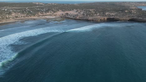 Luftaufnahme-Von-Cactus-Beach,-Südaustralien,-Felsiges-Ufer,-Surfers-Paradise