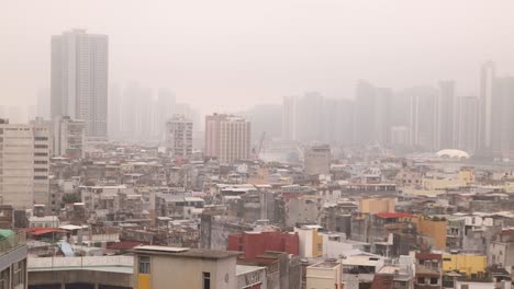 Die-Skyline-Der-Altstadt-Von-Macau-Ist-Aufgrund-Der-Ozon--Und-Küstenwasserverschmutzung-Von-Dichtem-Smog-Bedeckt.