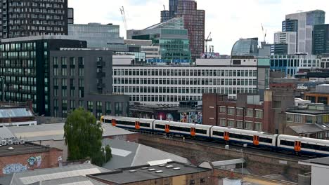 Tren-De-Cercanías-En-Shoreditch,-Londres,-Reino-Unido