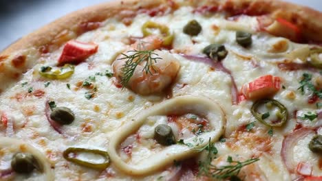 Vista-De-Una-Pizza-Italiana,-Primer-Plano